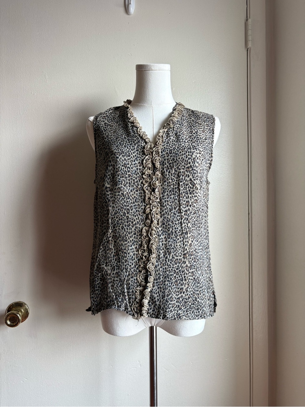 robbie bee 90s silk animal print sleeveless button front